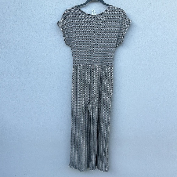 NWT Caution To The Wind Black White Short Sleeve Wide Leg Romper Size M - Picture 5 of 7